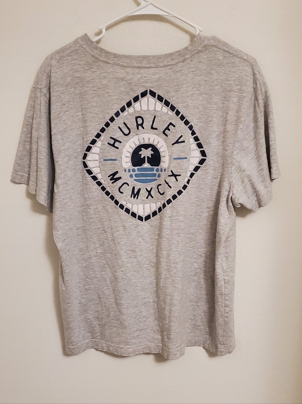Hurley Light Gray Short-Sleeve Tee with Nautical Back Graphic Size Large